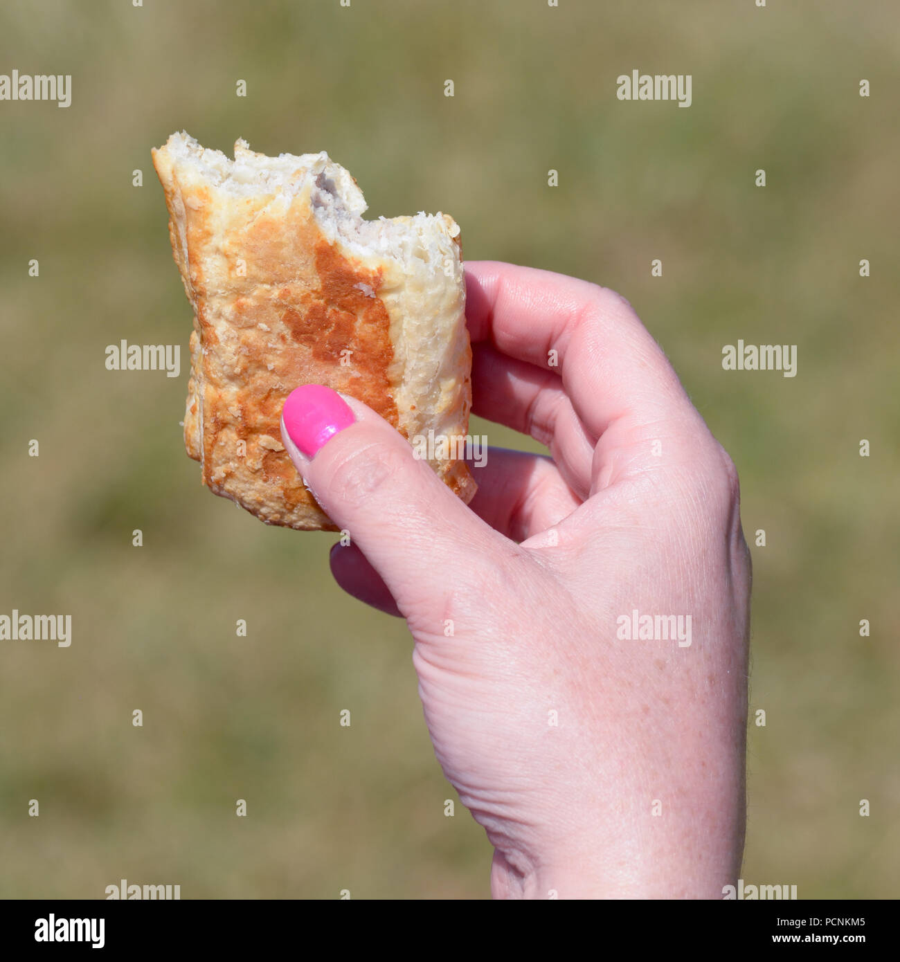 Woman eating sausage Banque de photographies et d’images à haute résolution Alamy