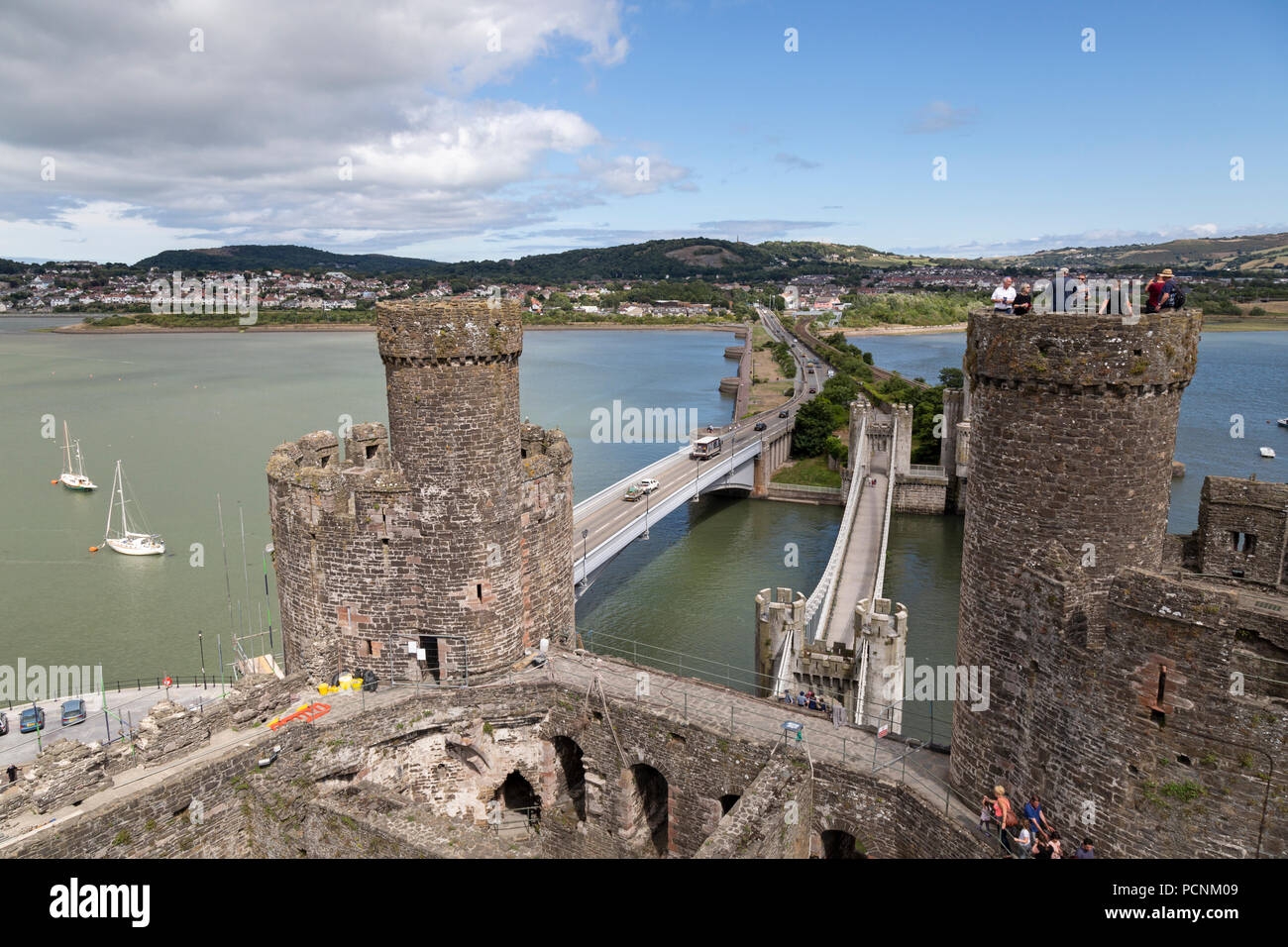 Château de Conwy dans le Nord du Pays de Galles. Construit par Édouard I entre 1283 et 1289. Site du patrimoine mondial de l'UNESCO. La recherche à travers le Pont Suspendu de Conwy. Banque D'Images