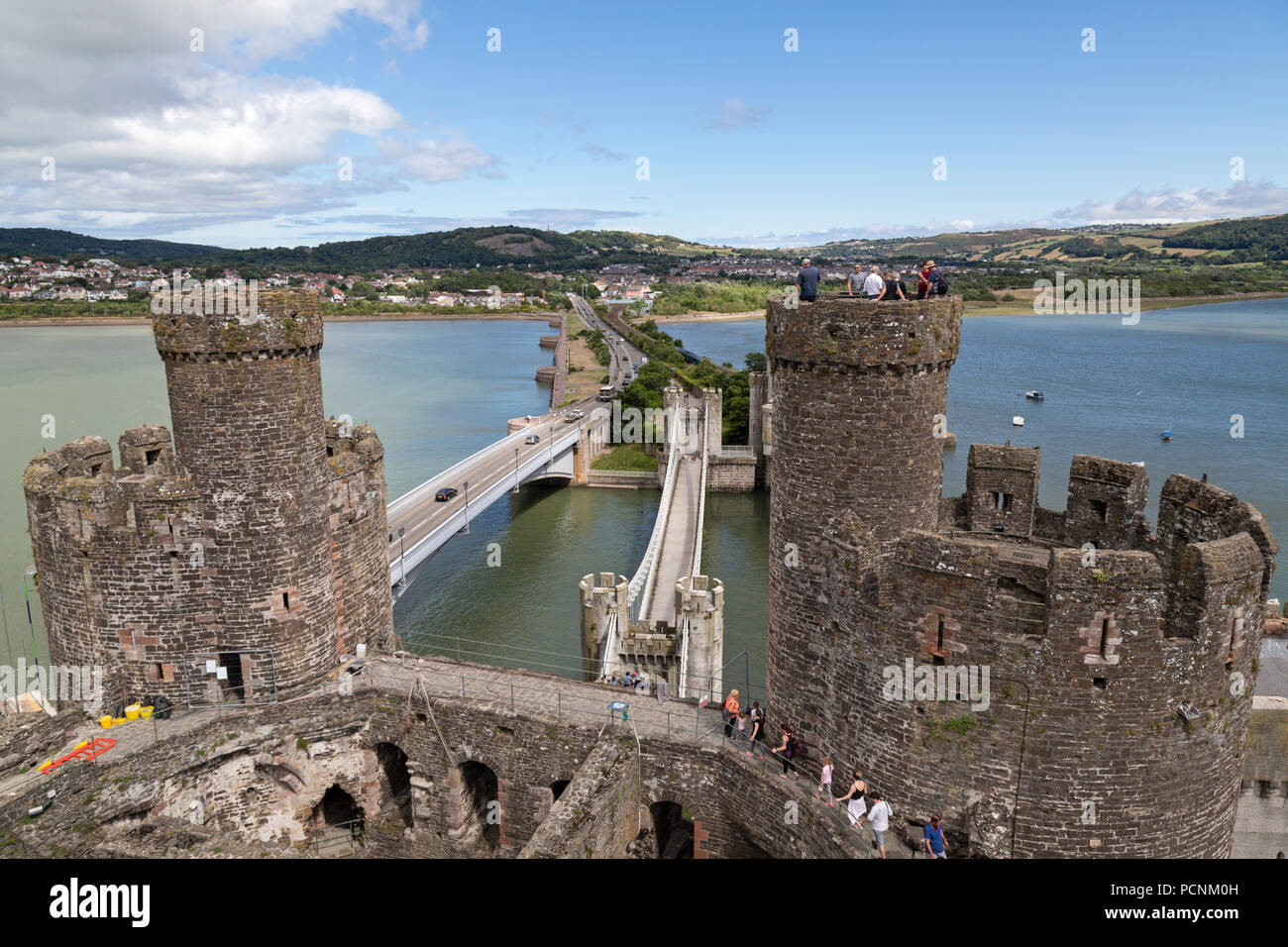 Château de Conwy dans le Nord du Pays de Galles. Construit par Édouard I entre 1283 et 1289. Site du patrimoine mondial de l'UNESCO. La recherche à travers le Pont Suspendu de Conwy. Banque D'Images