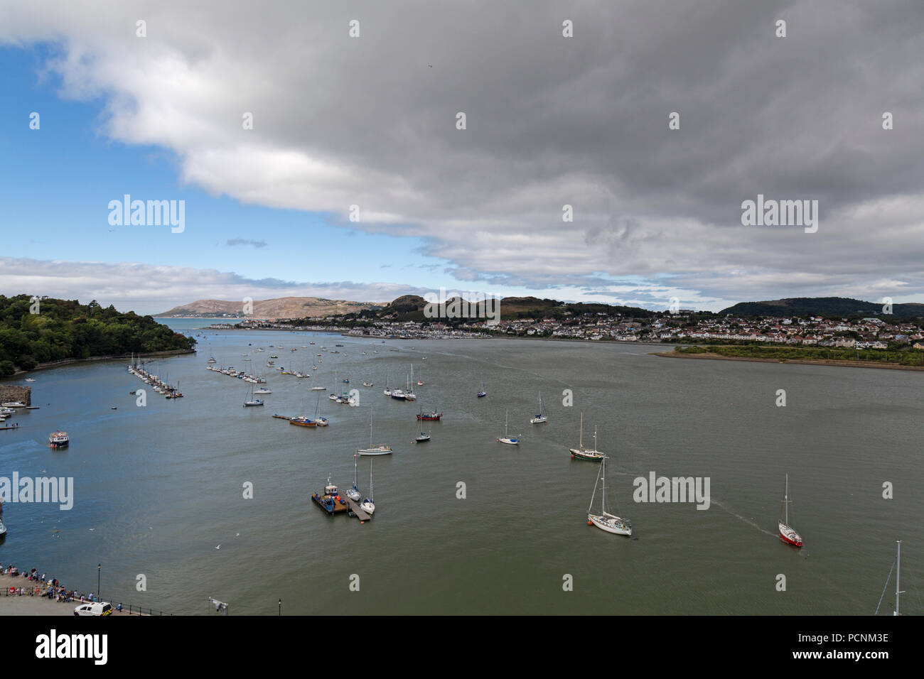 Vue depuis le haut de Château de Conwy dans le Nord du Pays de Galles, à la recherche vers le bas sur le port, la ville de Conwy, et la rivière Conwy Banque D'Images