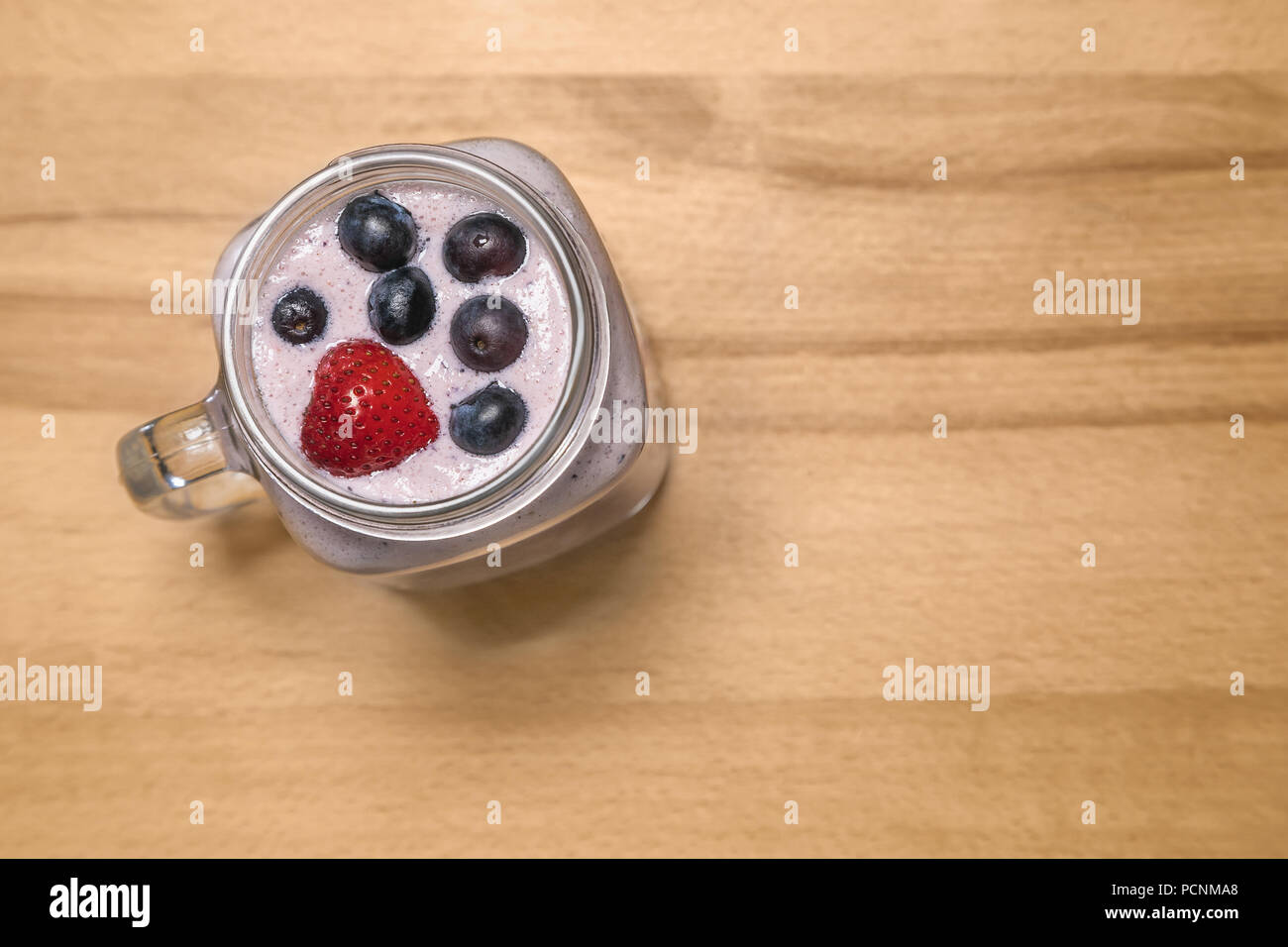Smoothie aux petits fruits avec fraise et de bleuets dans un pot Mason sur Banque D'Images Smoothie aux petits fruits avec fraise et de bleuets dans un pot Mason sur Banque D'Images
