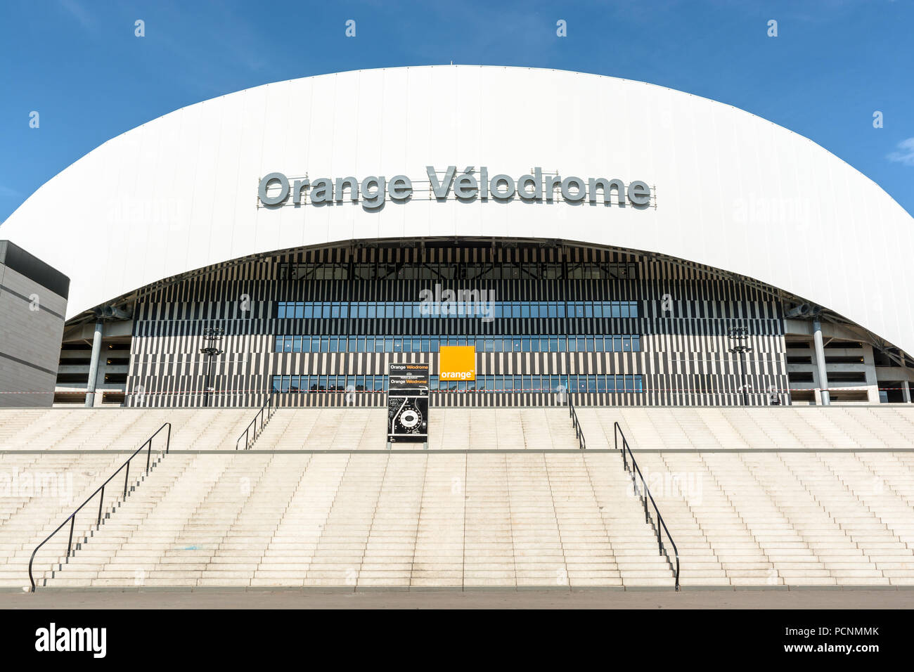 Vue de face de l'accès principal à l'Orange Stade Vélodrome à Marseille,  France, avec le grand escalier au premier plan Photo Stock - Alamy