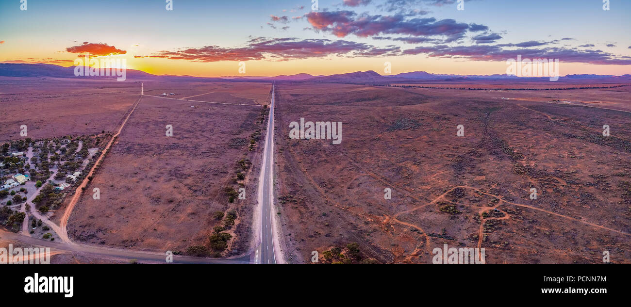 De vastes plaines de terre aride dans le sud de l'Australie au coucher du soleil - panorama aérien Banque D'Images