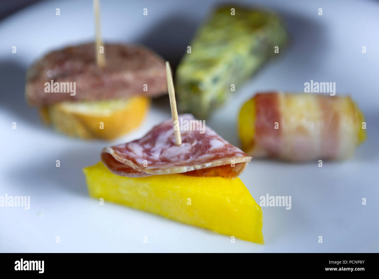 Finger Food italien (stuzzichini) servi à Mantoue, Italie du nord. Il comprend salame sur polenta grillée. Banque D'Images
