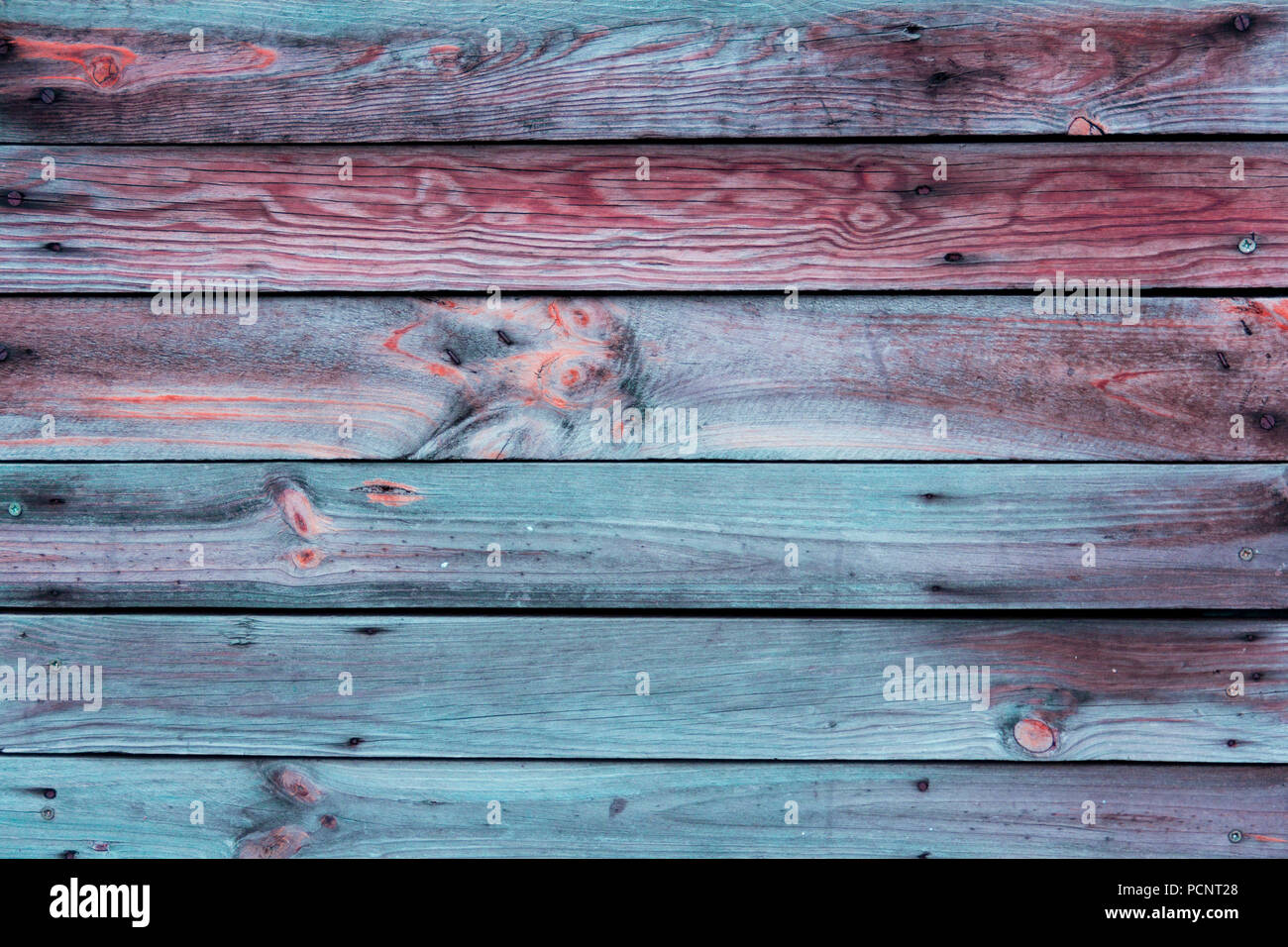 Close-up de la surface multicolore (mur, plancher ou les frais généraux) faite de planche en bois, le tribunal ou l'administration dans le turquoise, bleu, rouge, bordeaux, tons corail Banque D'Images