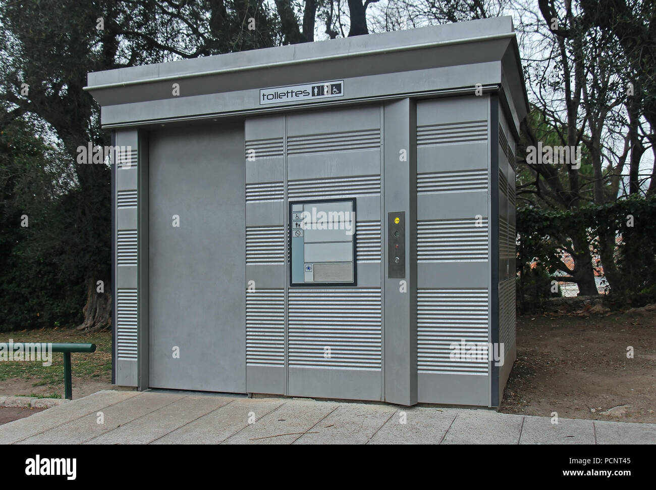 Installation de toilettes publiques automatiques à l'extérieur dans le parc Banque D'Images