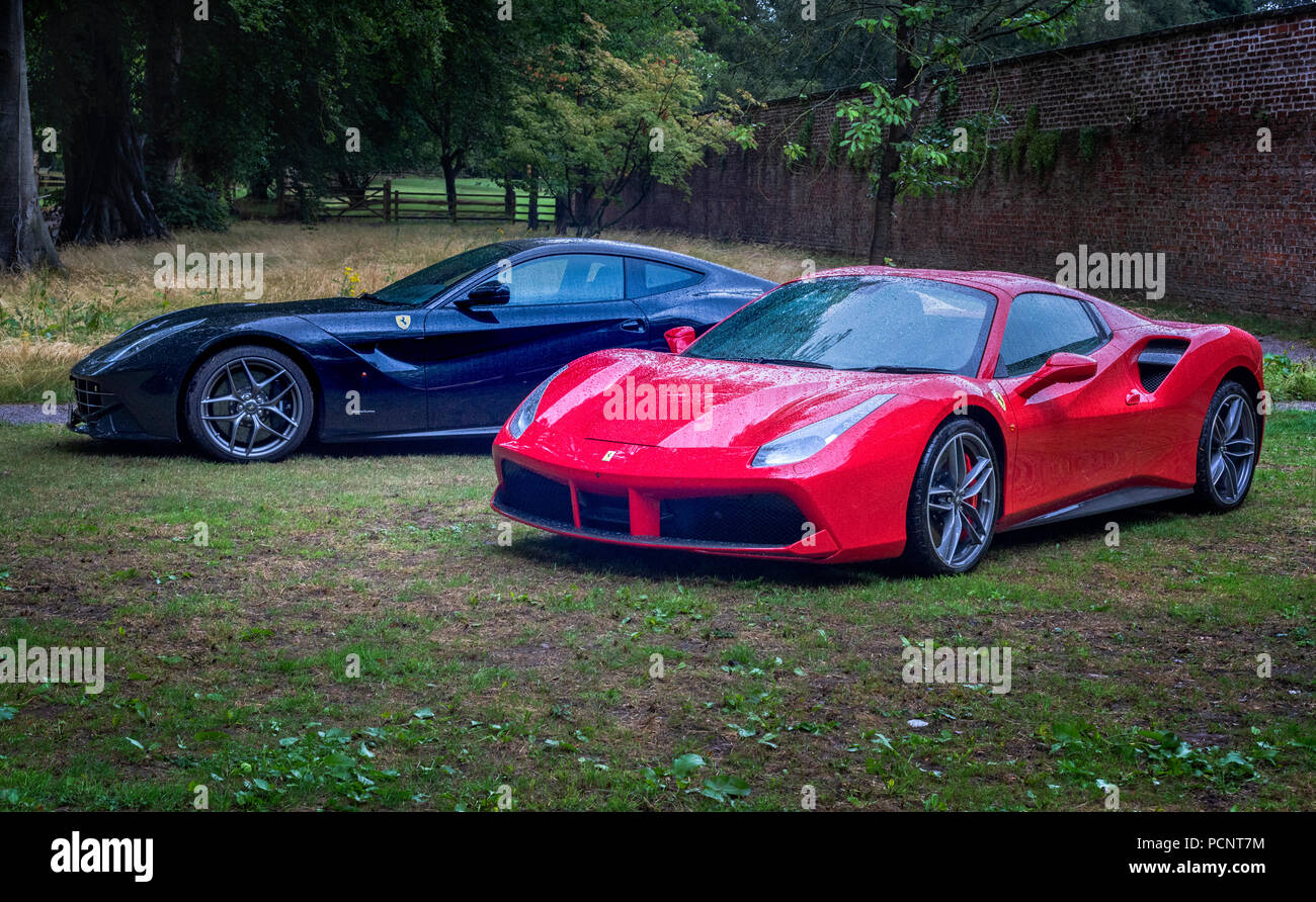 Rouge Ferrari 488 Spider V8 Voiture de sport italienne et noir F12 Berlinetta grand tourer Banque D'Images