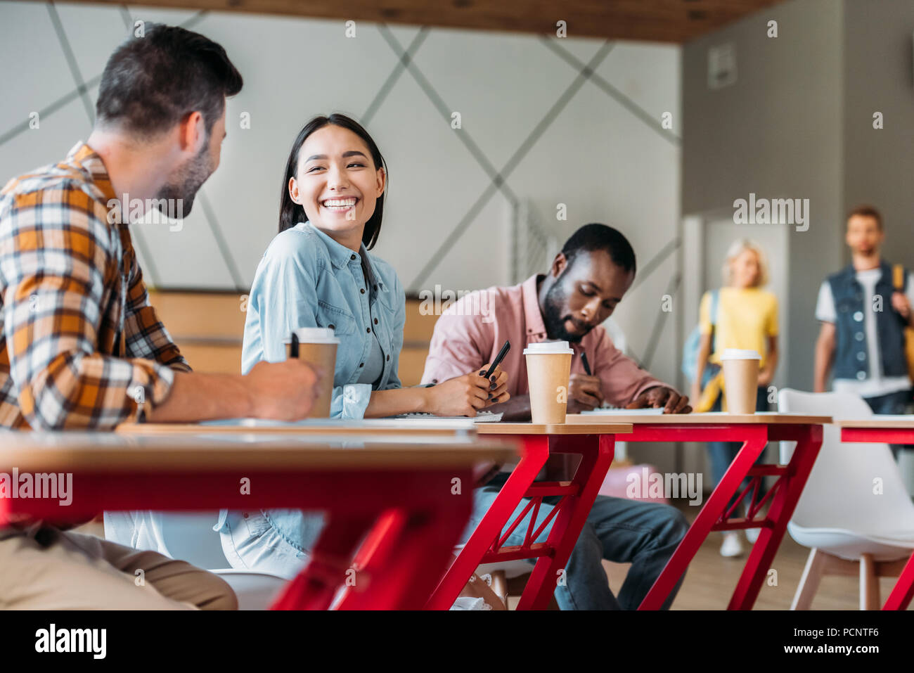 Professionnels de jeunes étudiants à discuter de classe college Banque D'Images