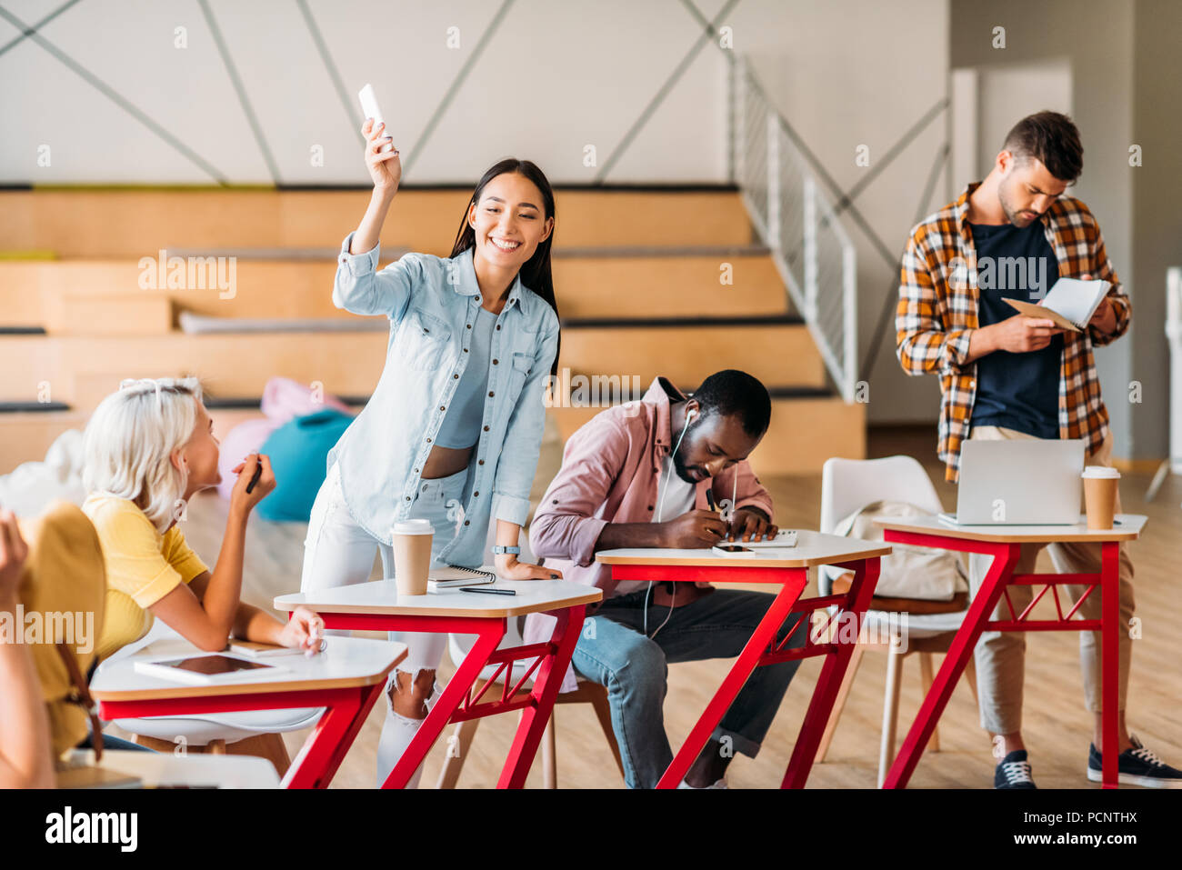Les jeunes élèves heureux de passer du temps ensemble dans la salle de cours Banque D'Images