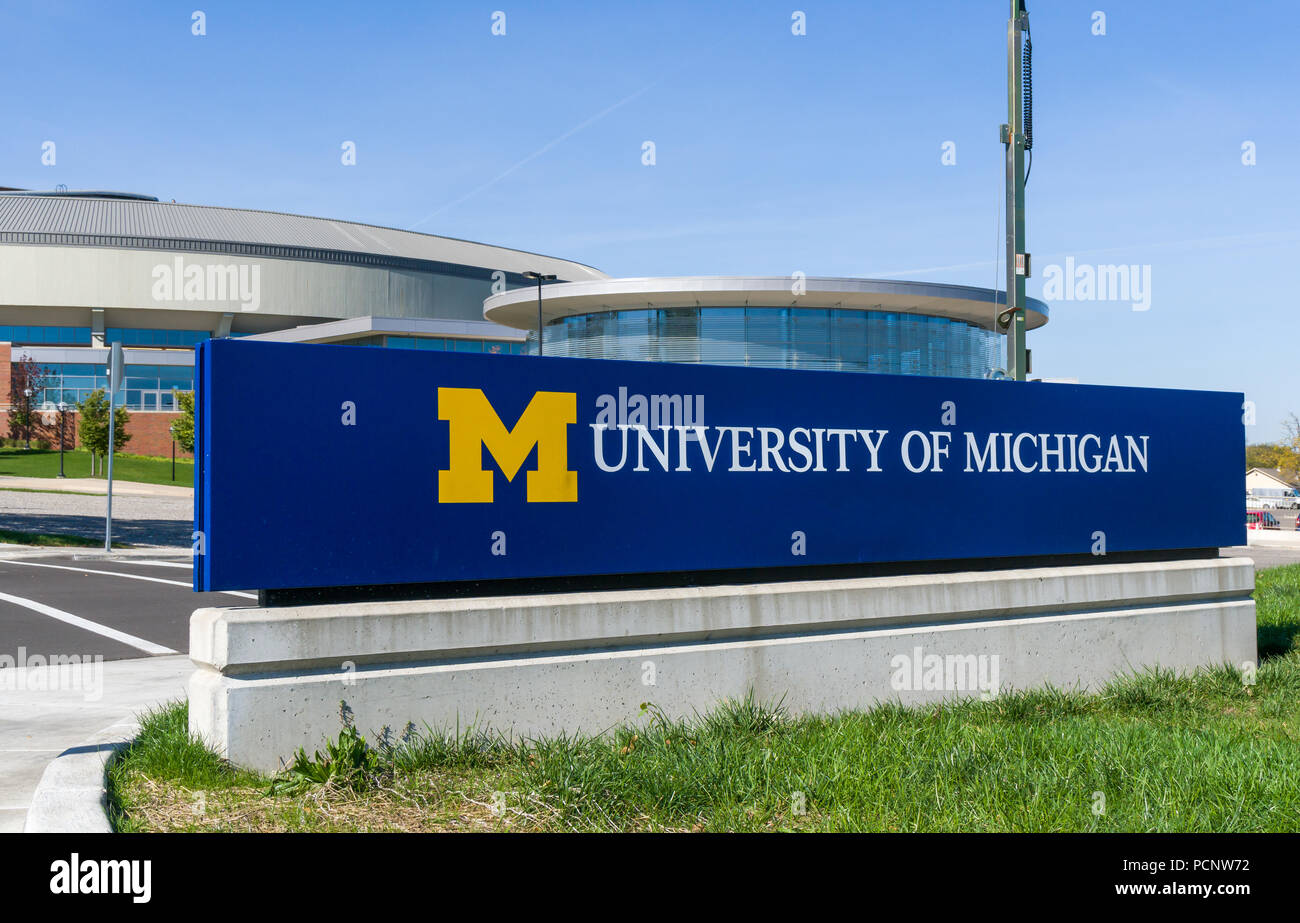 ANN Arbor, MI/USA - 20 octobre 2017 : panneau d'entrée du campus de l'Université du Michigan. Banque D'Images