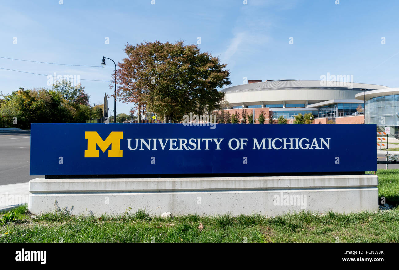 ANN Arbor, MI/USA - 20 octobre 2017 : panneau d'entrée du campus de l'Université du Michigan. Banque D'Images