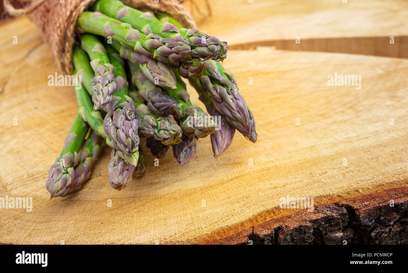 Asperges vertes sur la fosse d'arbre Banque D'Images