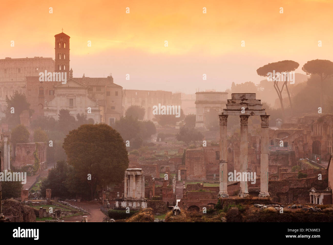 Forum romain au lever du soleil, Foro Romano, Rome, Latium, Italie Banque D'Images