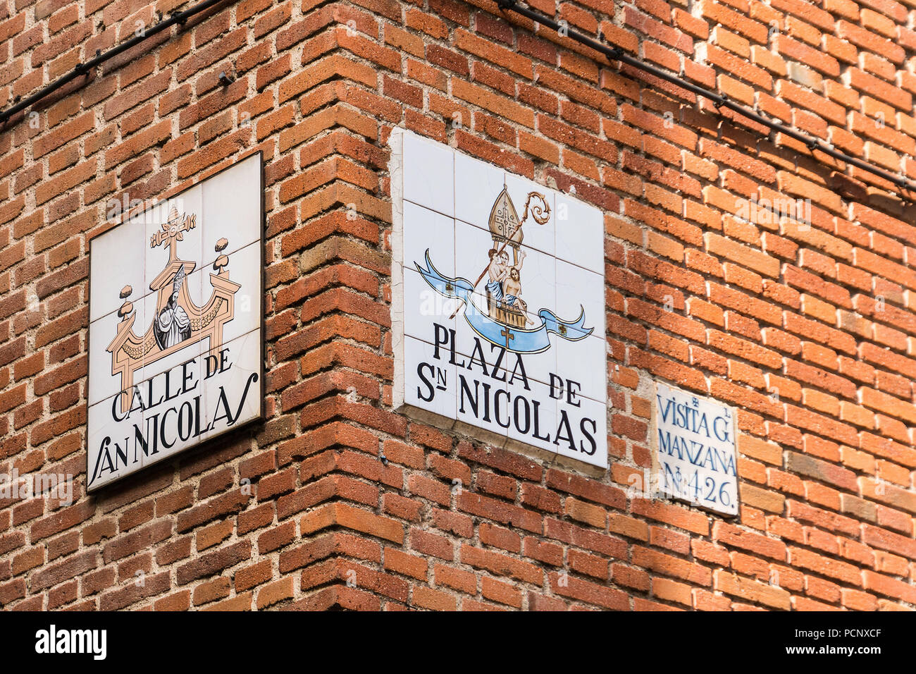 Les plaques de rue typique, Madrid, Calle San Nicolas, Plaza de San Nicolas (square) Banque D'Images