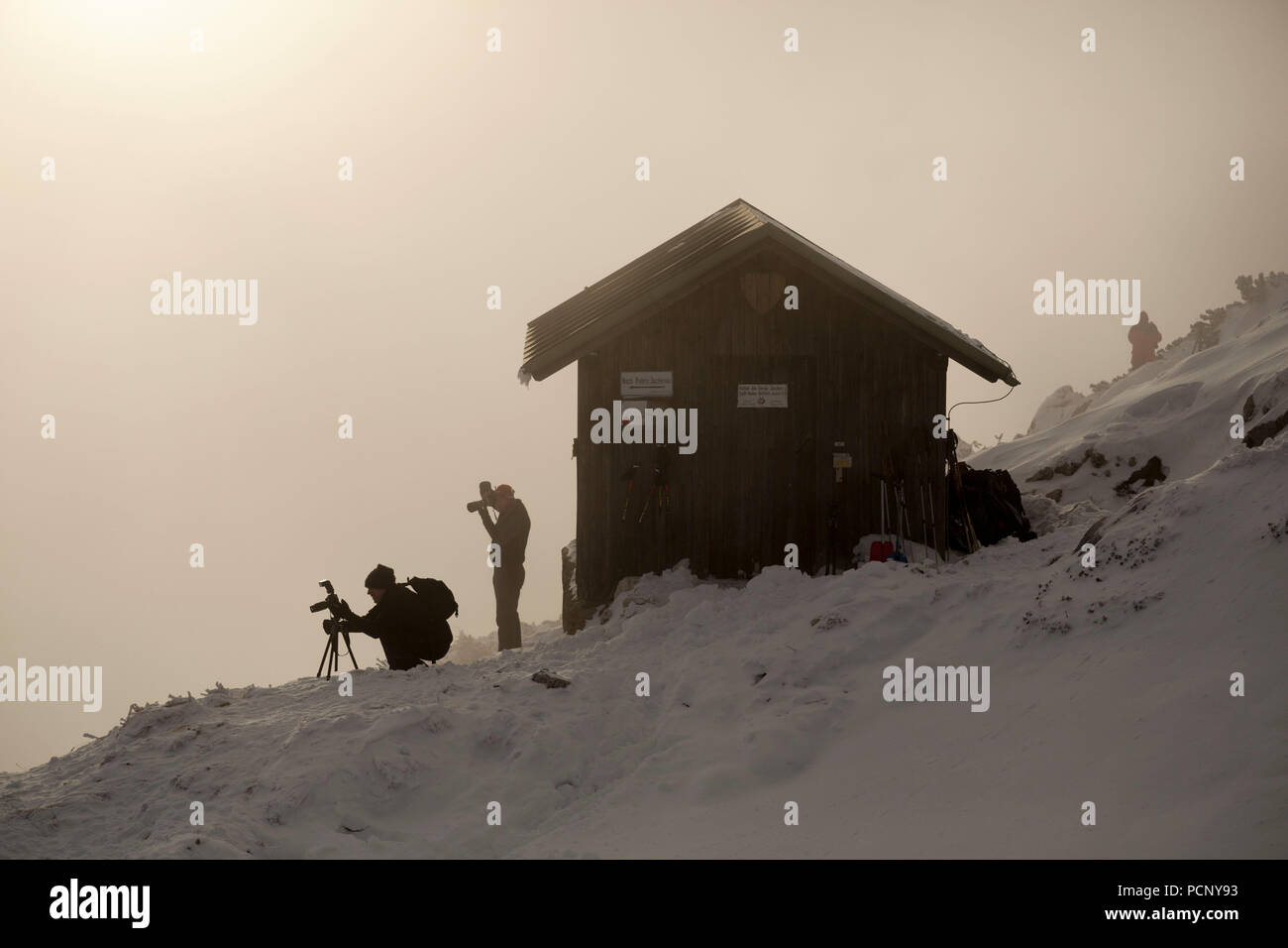 Les photographes à l'Benediktenwand en face de bivouac hut en hiver, les Alpes bavaroises, Upper Bavaria, Bavaria, Germany Banque D'Images