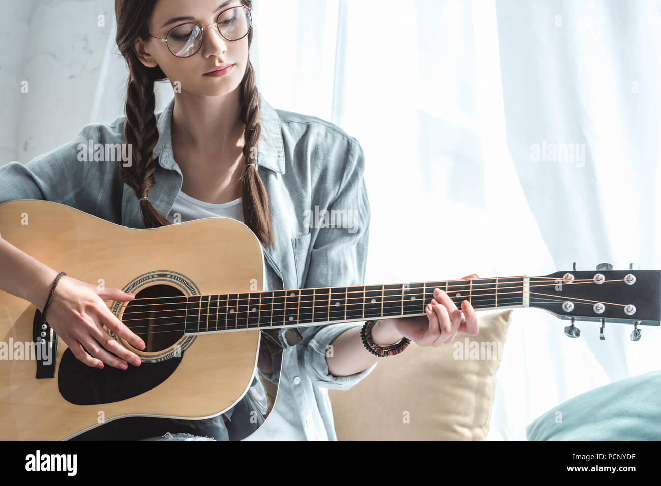 Belle teen girl playing acoustic guitar Banque D'Images