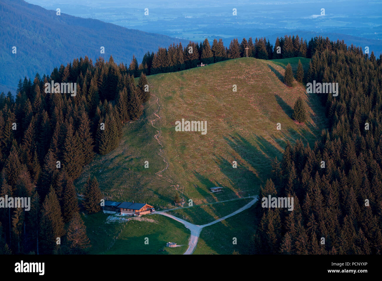 Des sentiers de randonnée sur le Hörnle, près Murnau, Alpes, Upper Bavaria, Bavaria, Germany Banque D'Images