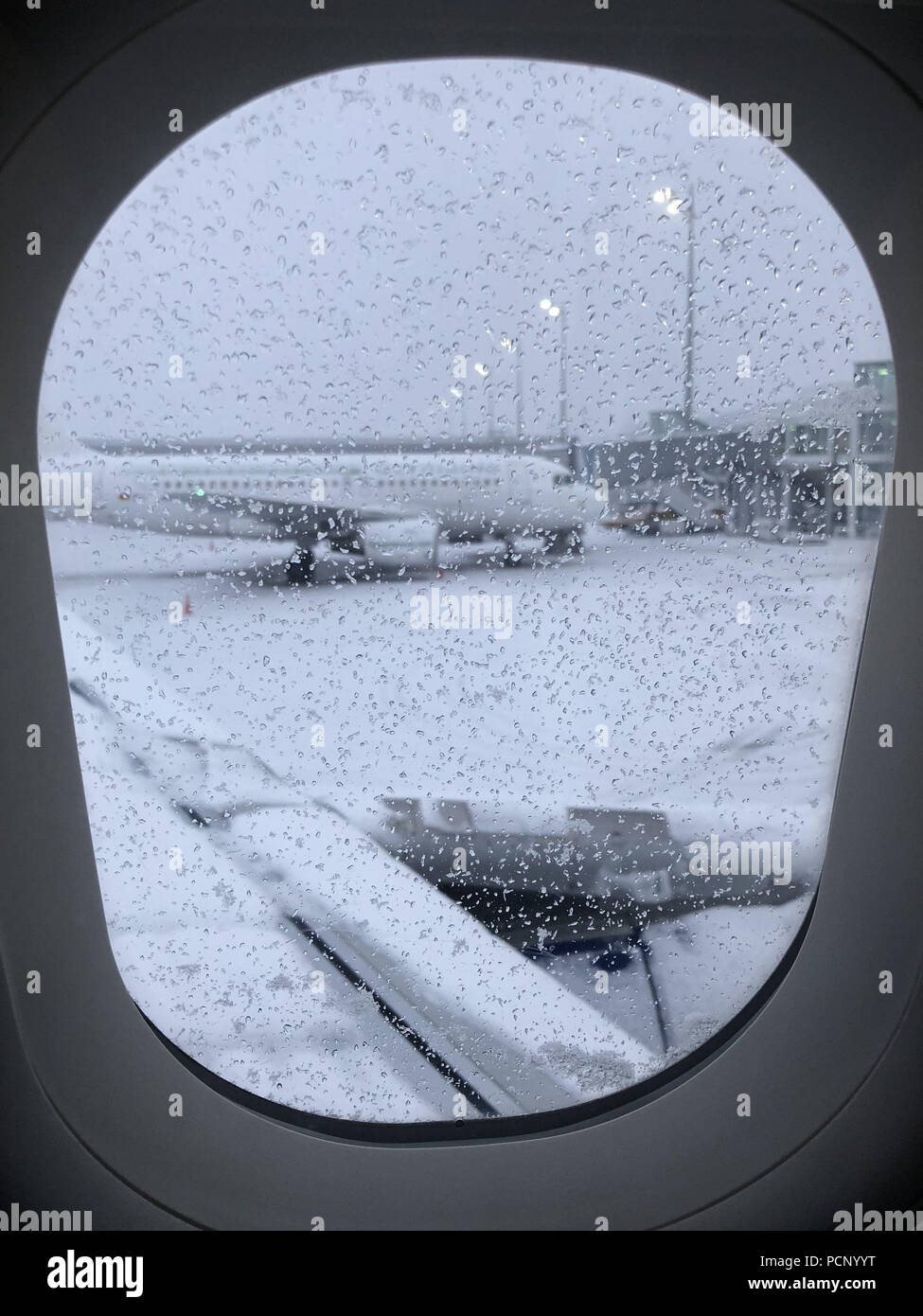 Avion à l'aéroport de Munich pendant un temps neigeux, fotographed à partir de la fenêtre d'administration Banque D'Images