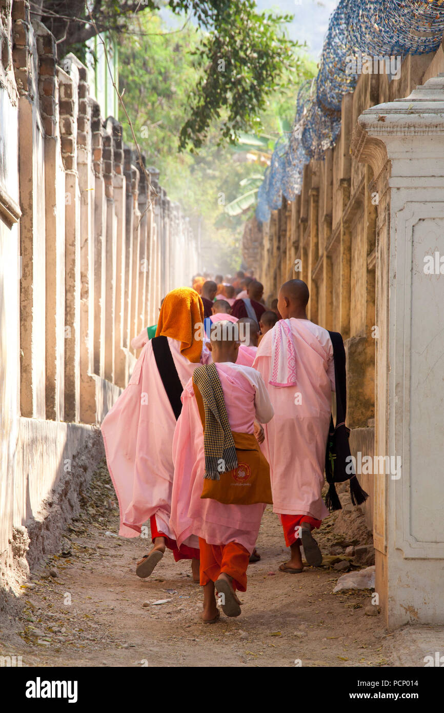 Le Myanmar, Birmanie, Hill, nonnes bouddhistes sur le chemin de l'école Banque D'Images