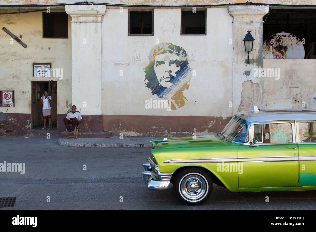 Caraïbes, Cuba, La Havane, scène de rue avec des graffitis Che et boissons Banque D'Images