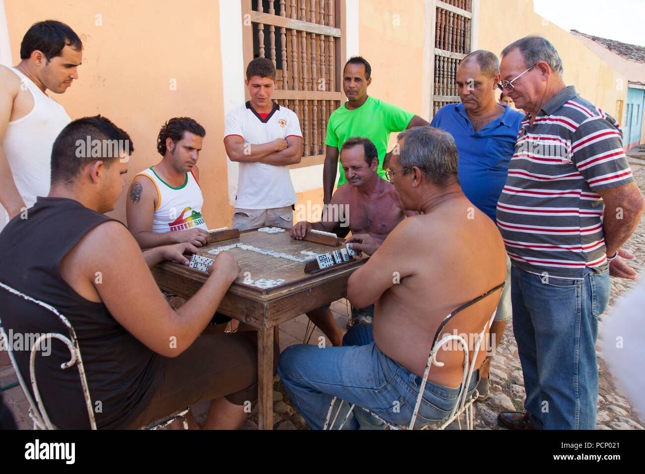 Caraïbes, Cuba, Trinidad, hommes jouant aux dominos Banque D'Images