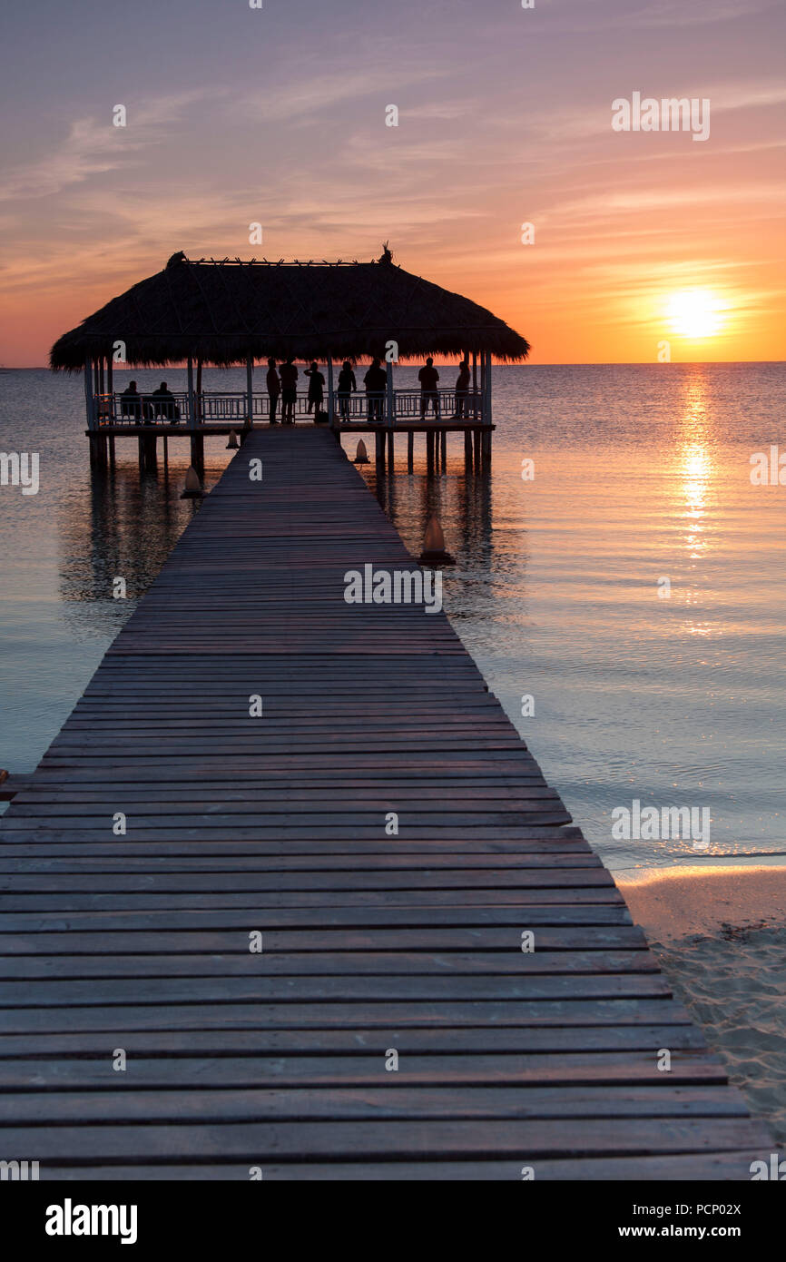 Caraïbes, Cuba, Cayo Santa Maria, jetty et abris, coucher du soleil, de la mer Banque D'Images