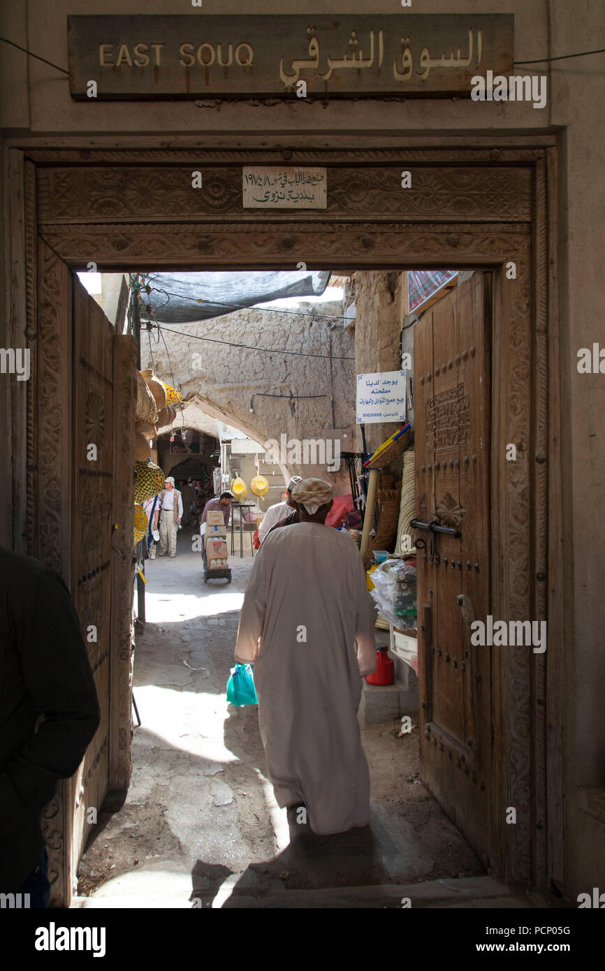 Nizwa, Oman, Souk, le Souk de l'homme entrant Banque D'Images