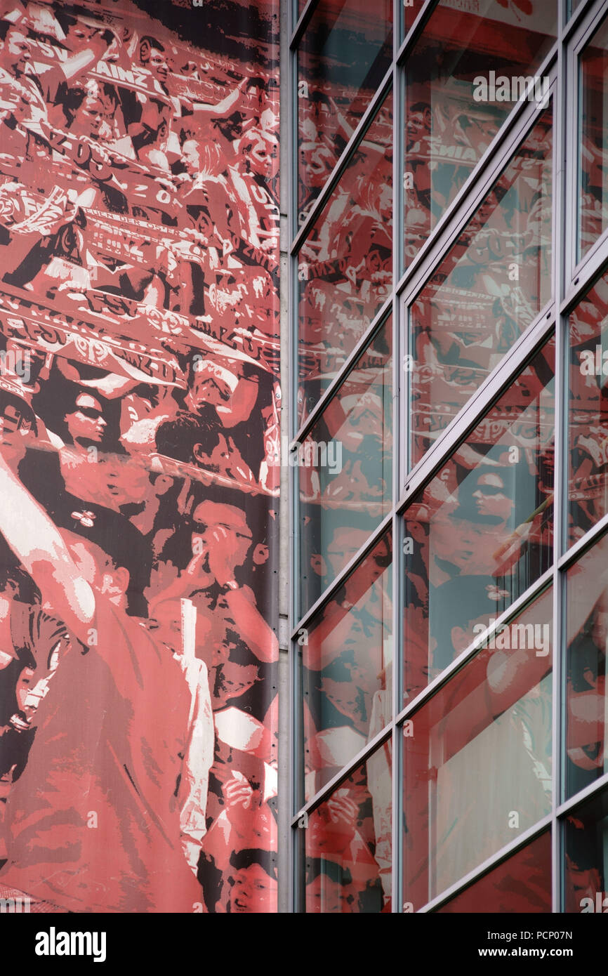 Une partie de la façade en verre et le bord du toit de l'Bruchwegstadium à Mainz avec photos de supporters massés de la 1. FSV Mainz 05. Banque D'Images