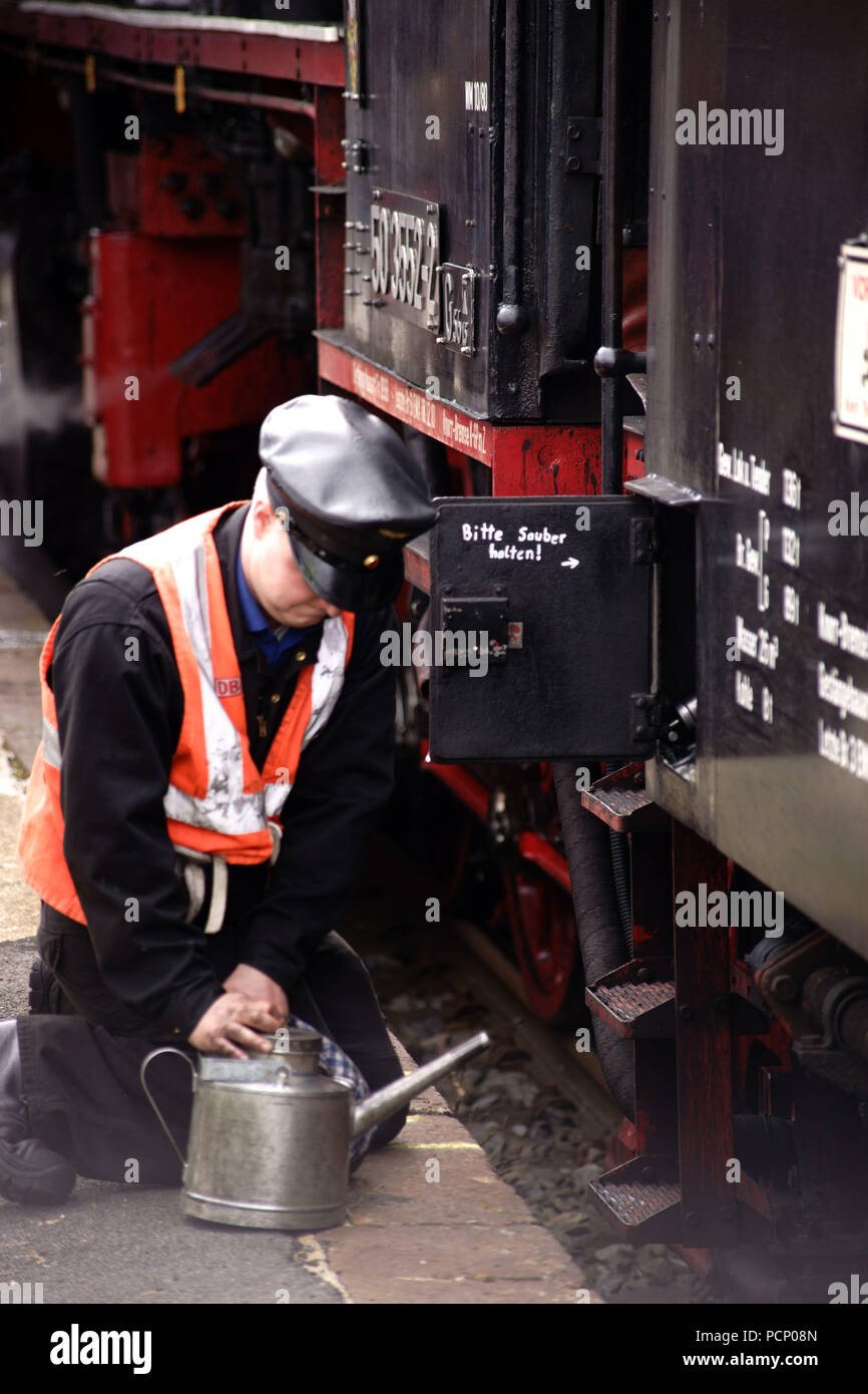 Un machiniste du remplissage d'une locomotive à vapeur à la journée d'action de l'Autorité de transport Rhein-Main à l'occasion du 120ème anniversaire de l'Horlofftalbahn, sur l'Unification allemande Journée dans Friedberg. Banque D'Images