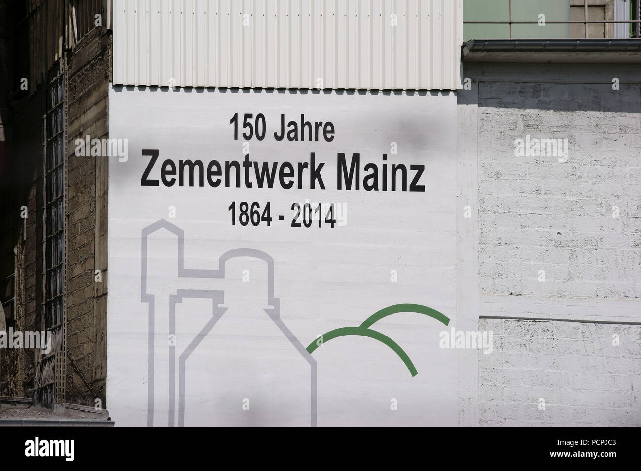 Le logo de l'entreprise 'Heidelberg Zement' avec l'année de sa fondation, écrit sur la façade extérieure d'un bâtiment industriel à Mayence. Banque D'Images