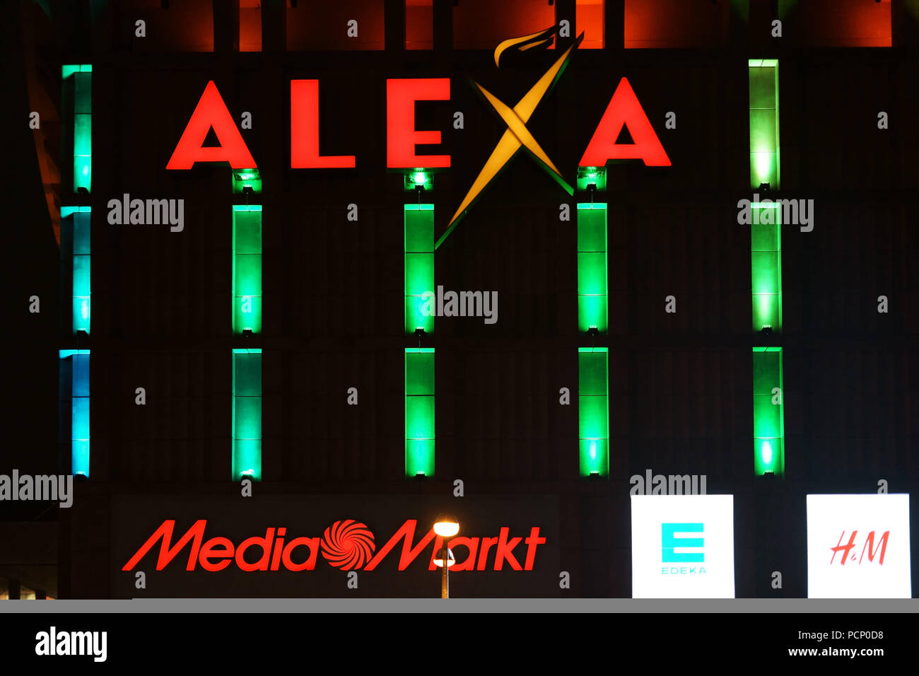 Les néons colorés, des logos et des annonces du ministère store 'Alexa' sur Alexanderplatz dans la nuit. Banque D'Images