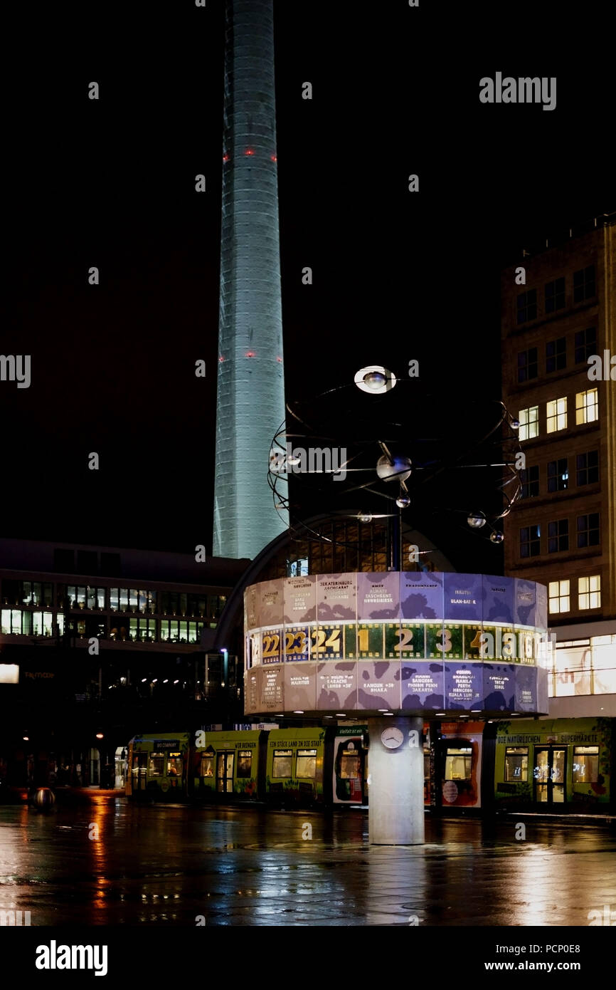 L'Heure monde réveil de nuit sous la pluie sur l'Alexanderplatz à Berlin. Banque D'Images