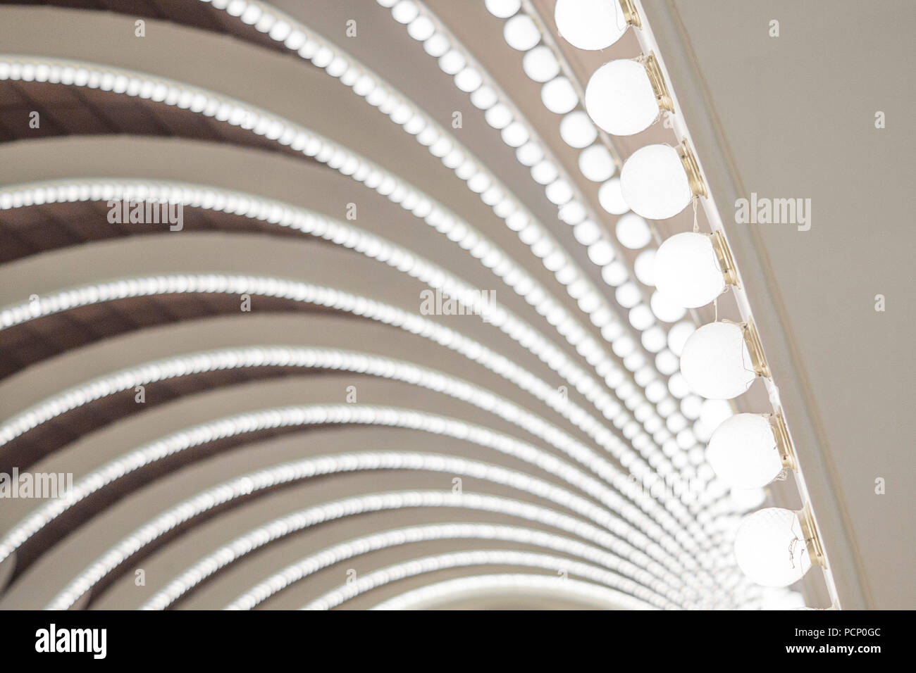 Une installation d'éclairage sur un plafond en dôme Banque D'Images