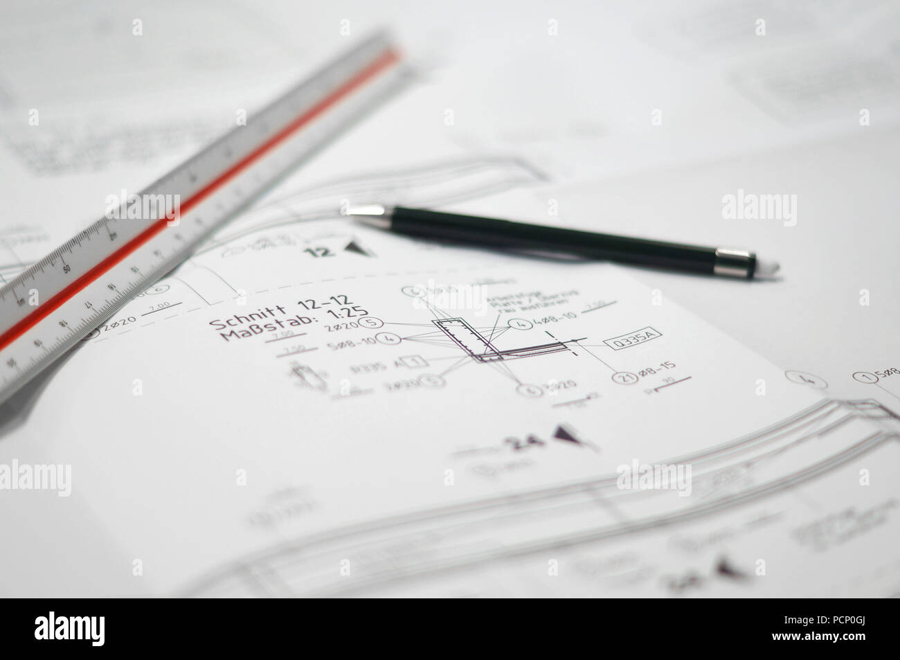 Close-up d'un plan de construction avec une règle et un crayon Banque D'Images