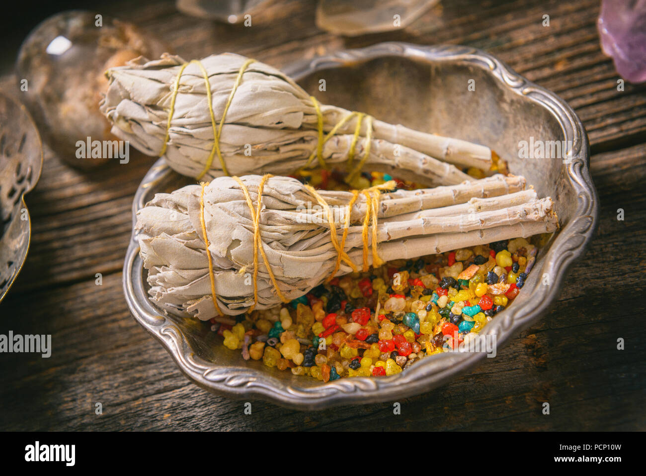 Sauge Blanche et colorée sur planche de bois d'encens Banque D'Images