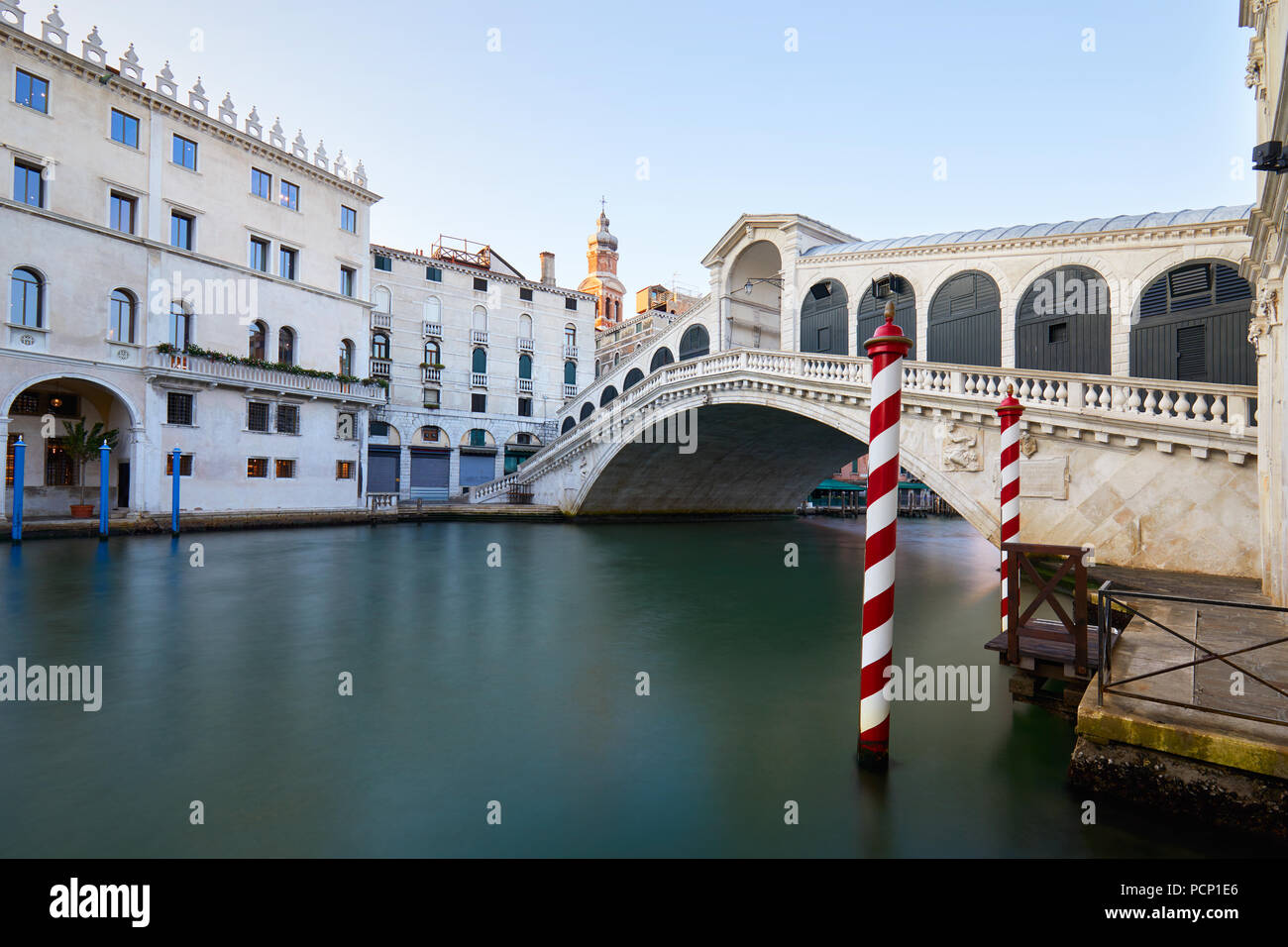 Pont du Rialto et le Grand Canal à Venise, personne ne le matin, Italie Banque D'Images