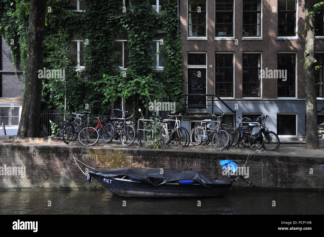 Prêt de vélos et de bateaux à Amsterdam, Pays-Bas Banque D'Images
