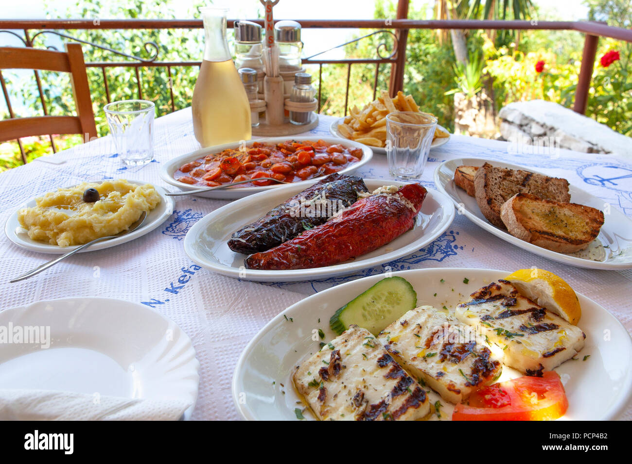 Un repas mezze dans un restaurant grec à Poros Kefalonia Banque D'Images