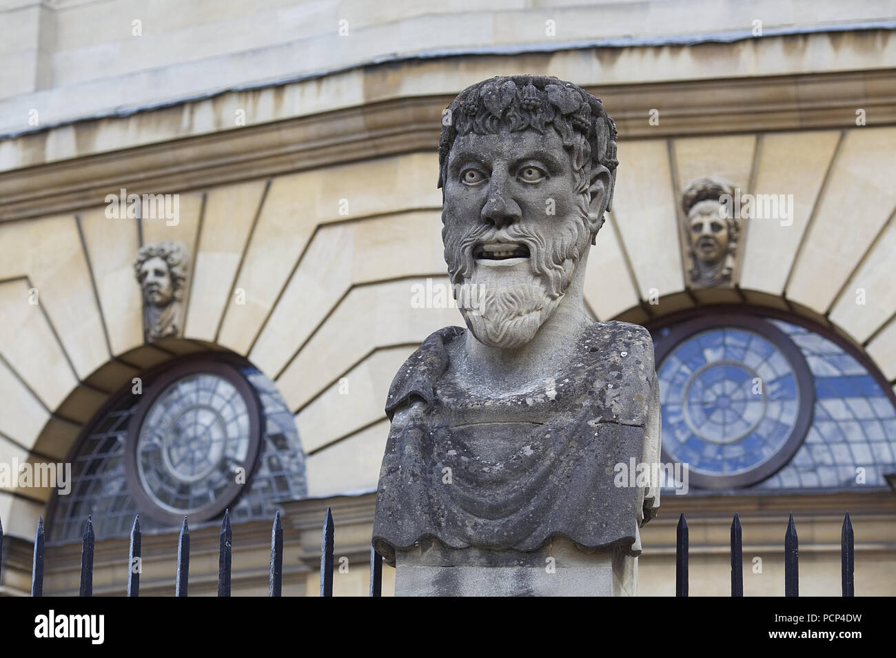 Les chefs de l'empereur à l'extérieur du Sheldonian Theatre d'Oxford Banque D'Images