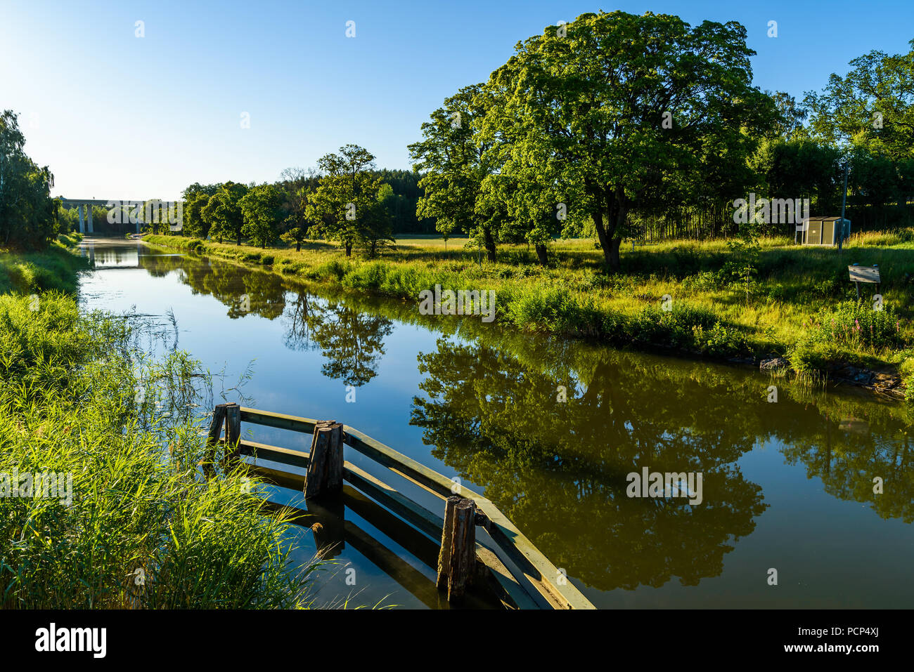 Tôt le matin sur le gota canal juste à l'est de Norsholm, Suède. Banque D'Images