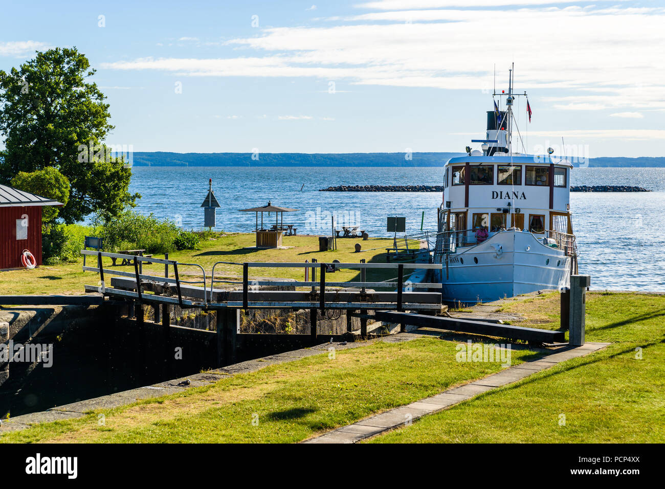 Berg, Suède - 30 juin 2018 : le navire à passagers la nuit. Diana Ici dans l'attente de la première ouverture de blocage pour la journée sur Gota canal. Dans le lac Roxen Banque D'Images