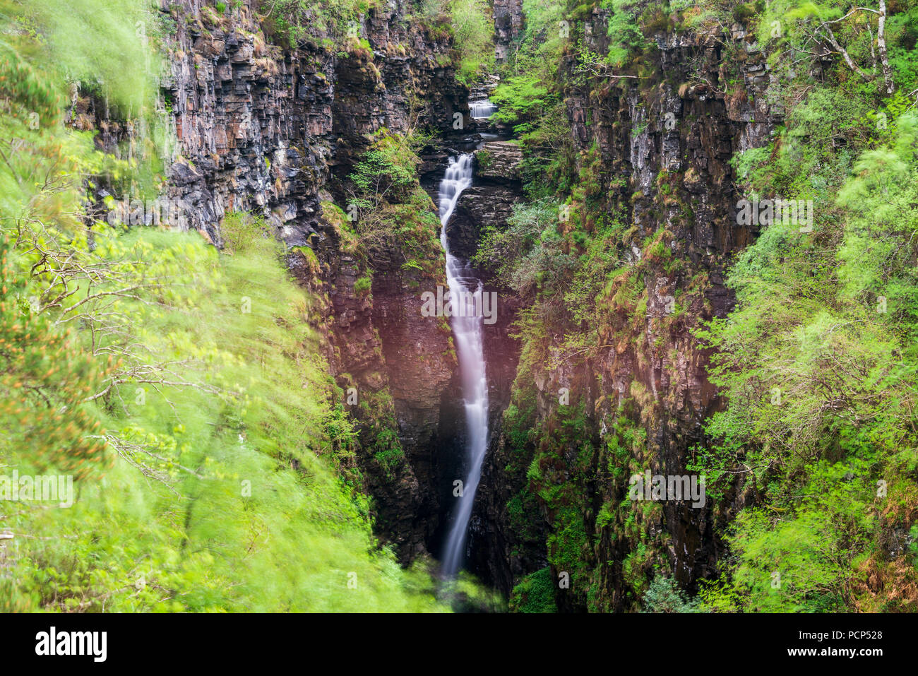 Gorge de corrishalloch et chutes de measach vues dans un matin nuageux Banque D'Images
