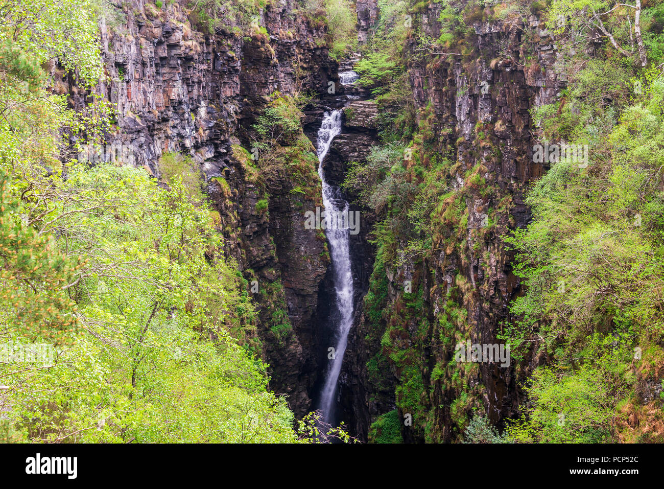 Gorge de corrishalloch et chutes de measach vues dans un matin nuageux Banque D'Images