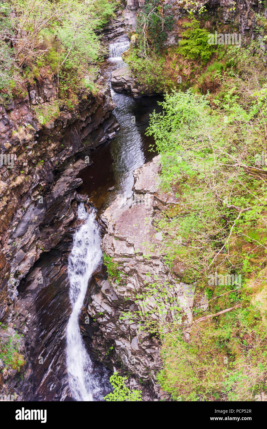 Gorge de corrishalloch et chutes de measach vues dans un matin nuageux Banque D'Images