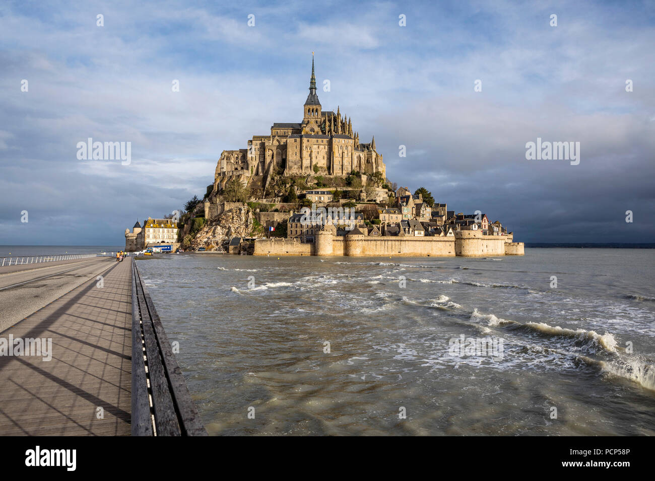 Le Mont-Saint-Michel (St Michael's Mount), en Normandie, au nord-ouest de la France : spring tide (non disponible pour la production de cartes postales) Banque D'Images