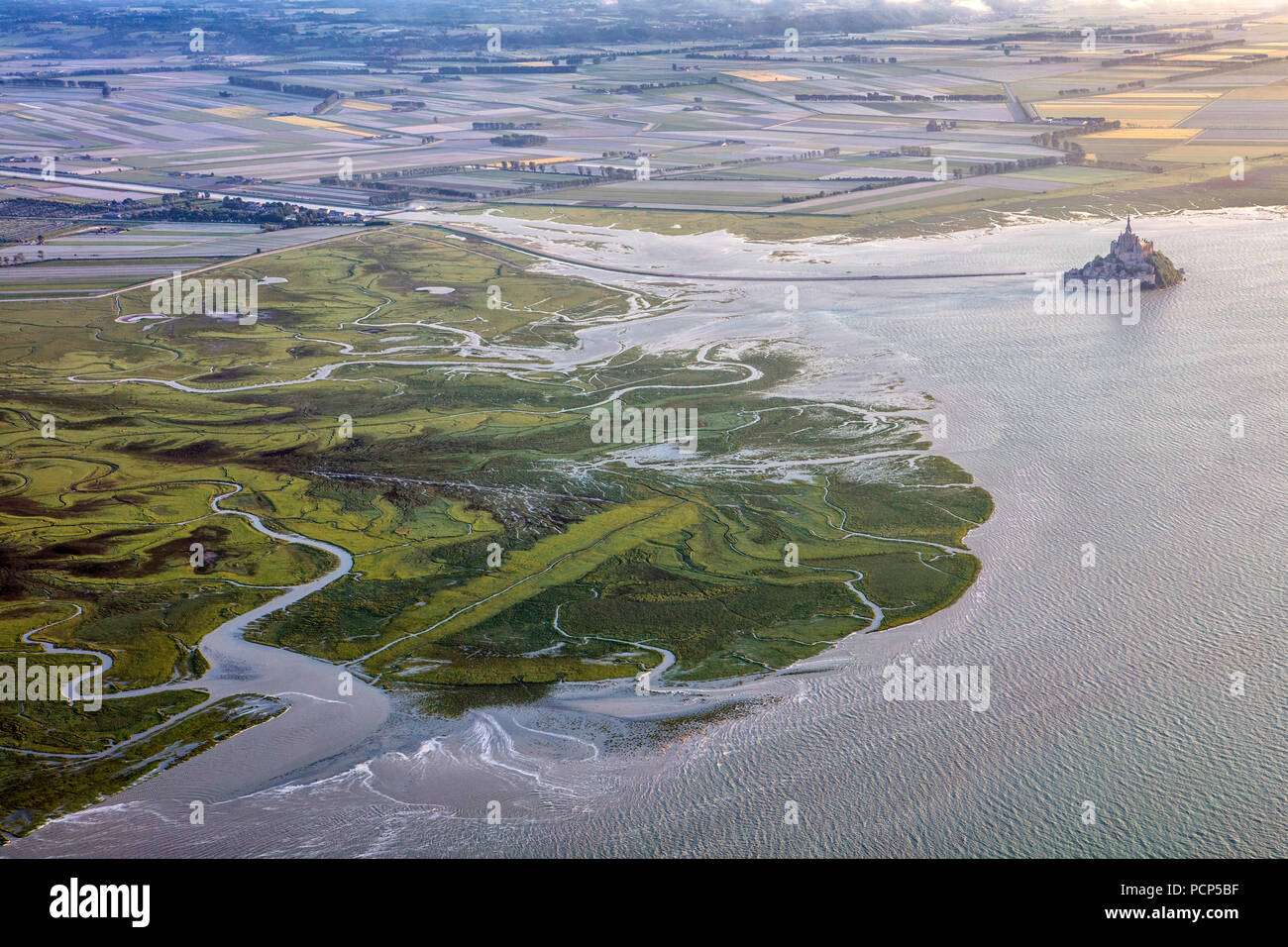 Le Mont Saint-Michel (Saint Michael's Mount), Normandie, nord-ouest de la France : vue aérienne sur la baie, la culture du sel et le mont au cours d'un printemps Banque D'Images