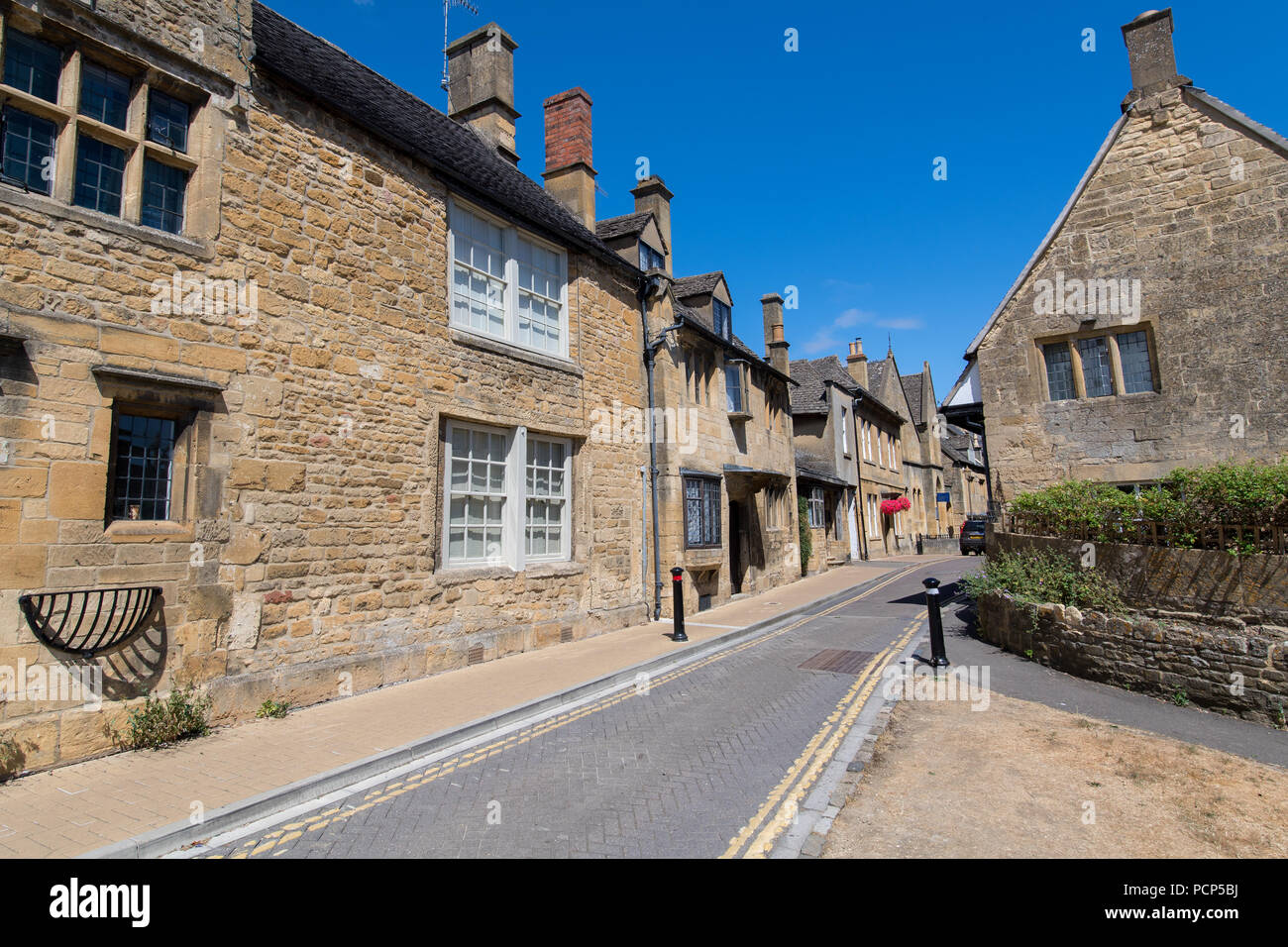 High street Chipping Campden en été. Le Gloucestershire, Royaume-Uni. Banque D'Images