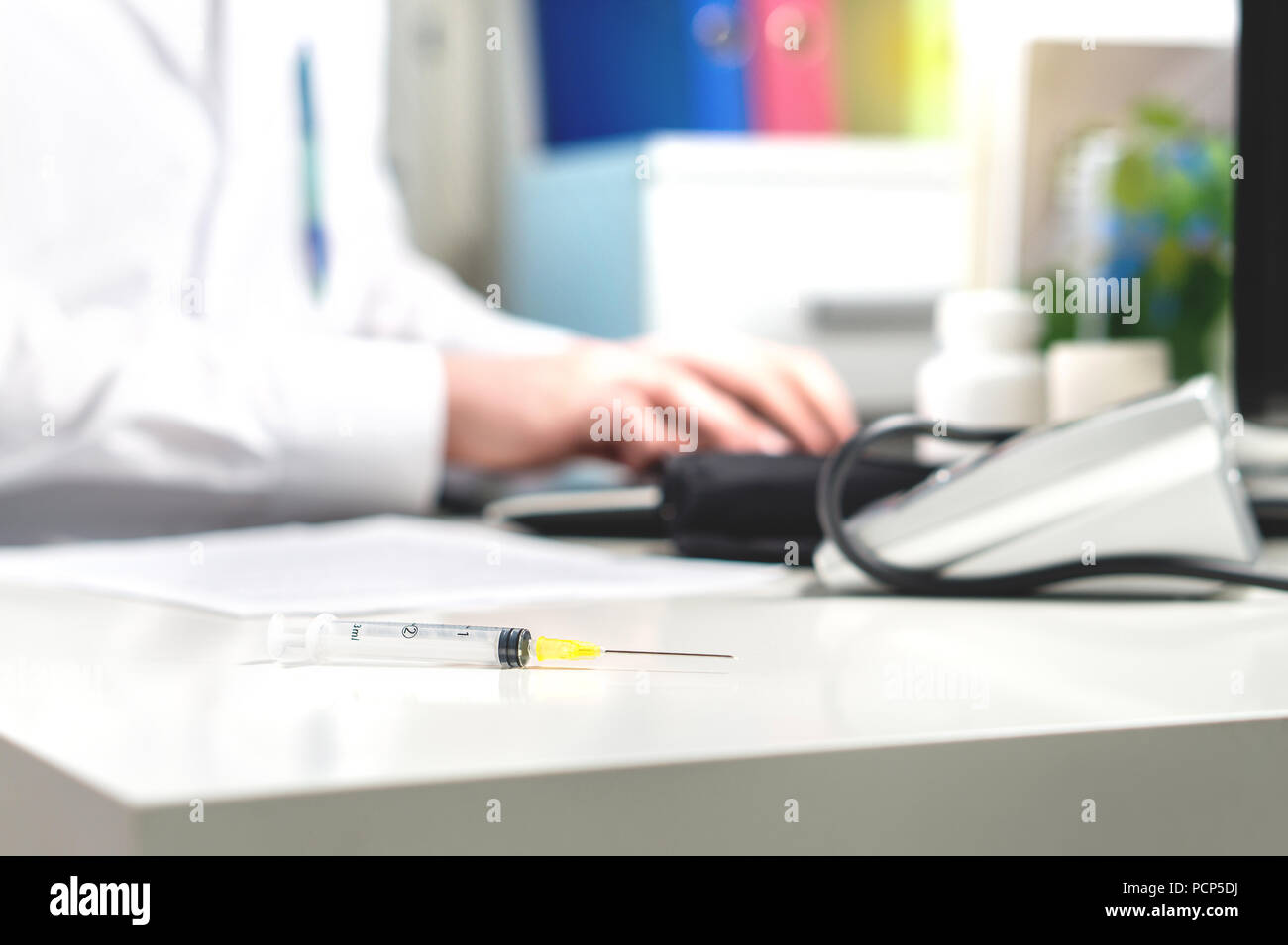 Vaccin de la grippe, ou influenza tourné ou test sanguin aiguille sur médecin table office. La médecine, l'insuline ou d'injection de vaccination ou d'une seringue. Banque D'Images