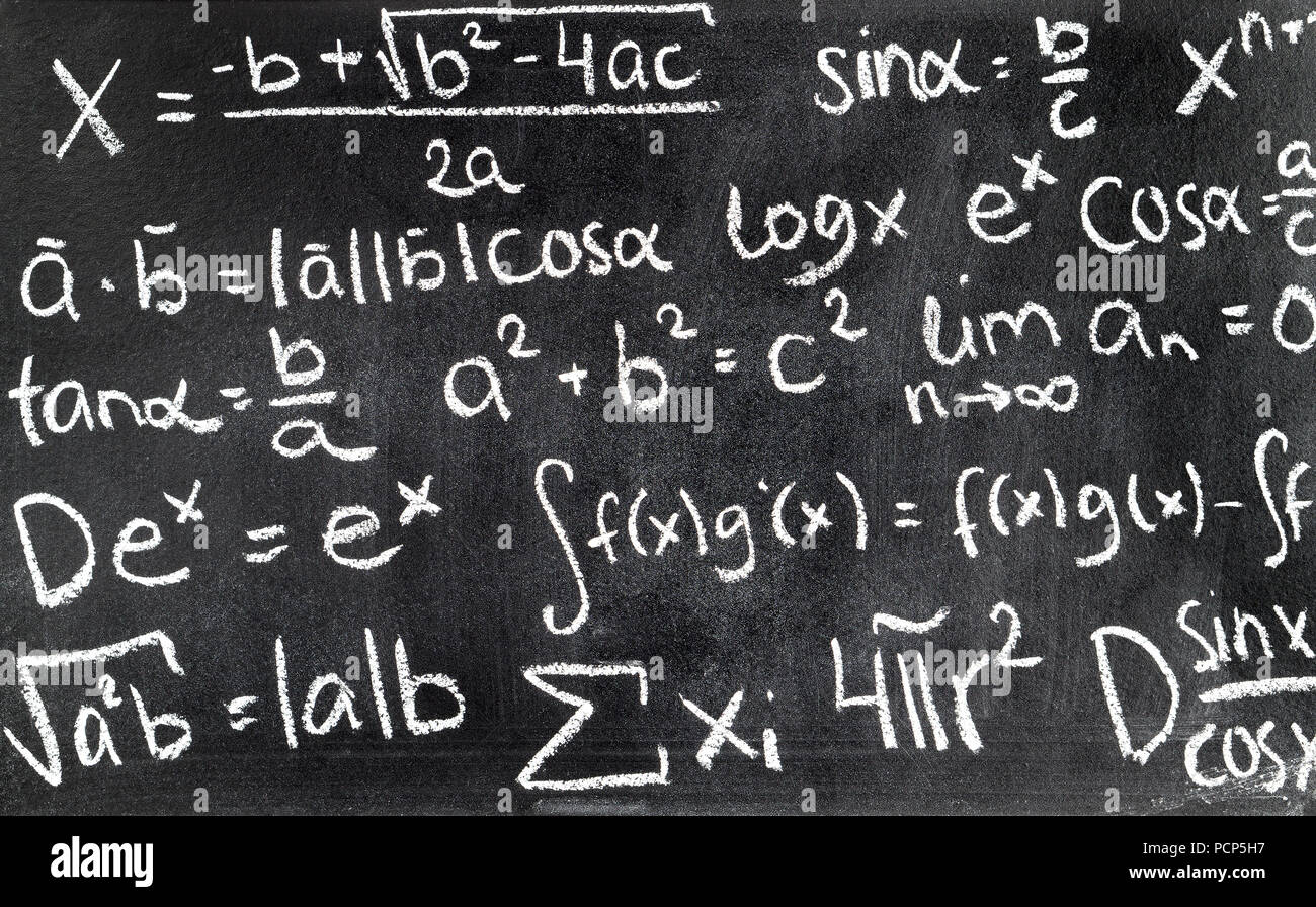 Formules mathématiques manuscrites écrites à la craie sur tableau noir