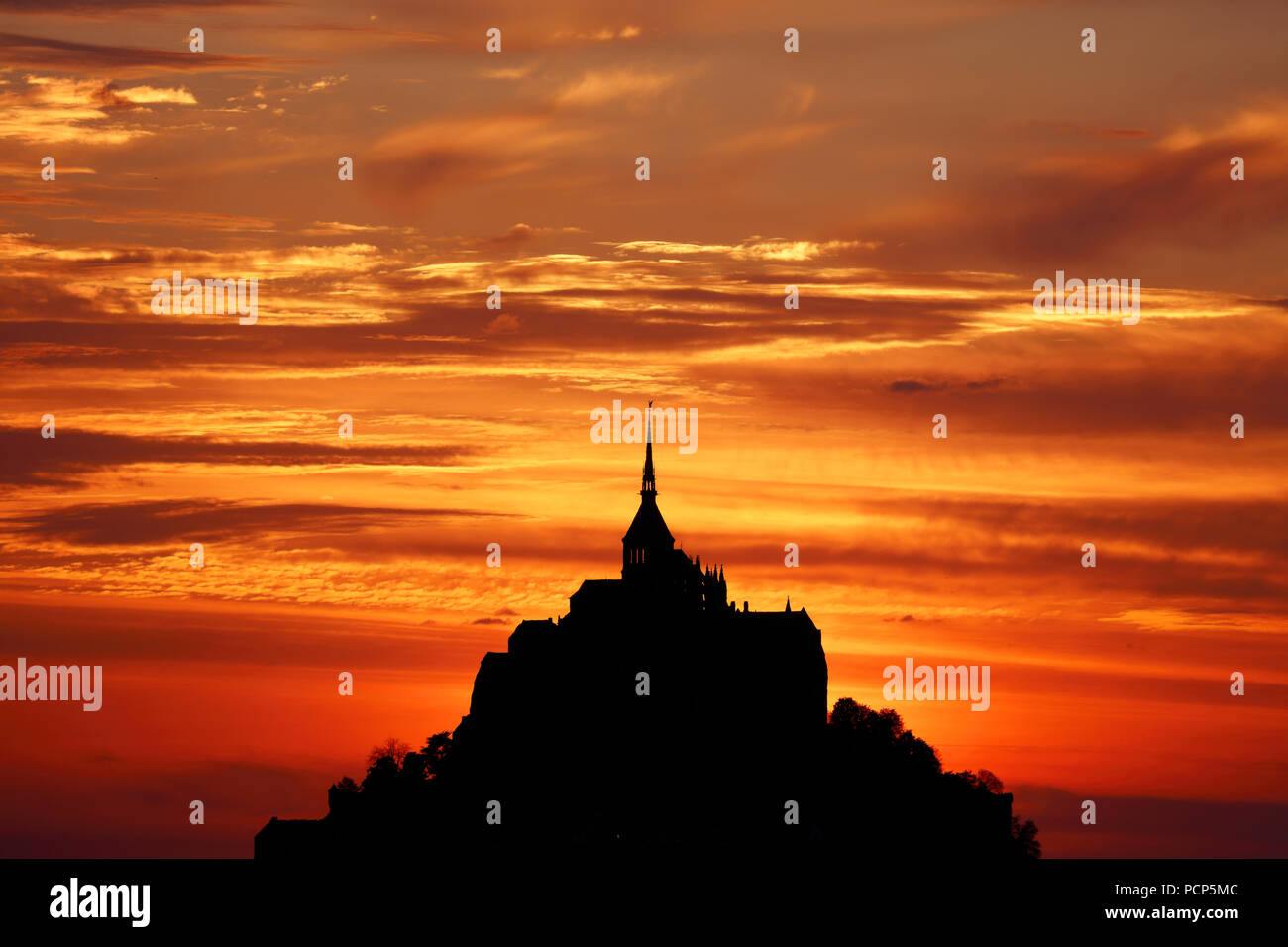 Le Mont Saint Michel Saint Michael S Mount Normandie Nord Ouest De La France Coucher De Soleil Sur Le Mont Non Disponible Pour La Production De Cartes Postales Photo Stock Alamy Le Mont Saint Michel Saint Michael S Mount Normandie Nord Ouest De La France Coucher De Soleil Sur Le Mont Non Disponible Pour La Production De Cartes Postales Photo Stock Alamy